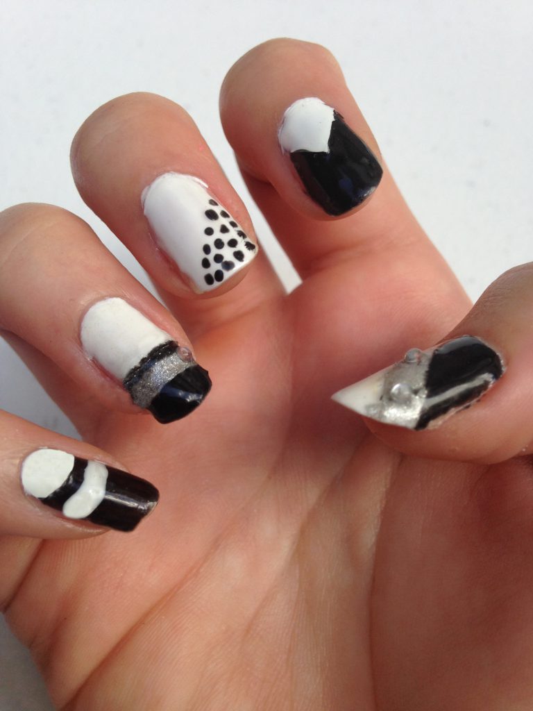 Black and White Geometric Nails Right Hand