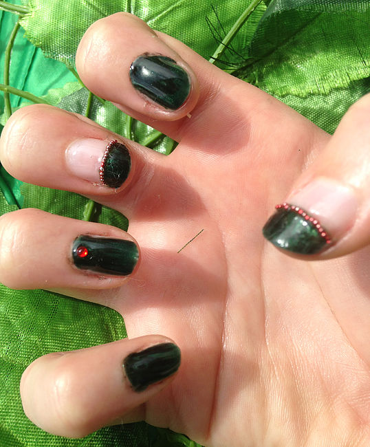 Poison Ivy Nails 1